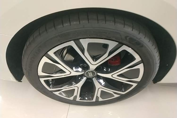 Used Audi A5L Sportback 2026 TFSI 150kW Premium quattro Model Right Rear Wheel Hub
