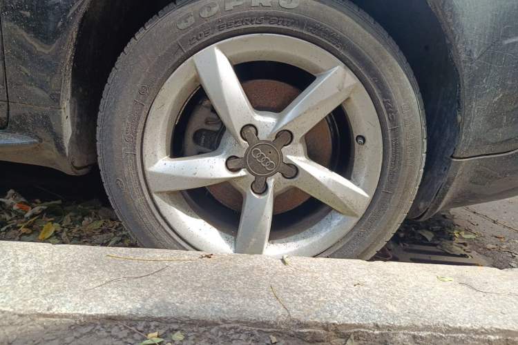 Used Audi A6 2004 1.8T automatic base model Right Front Wheel Hub