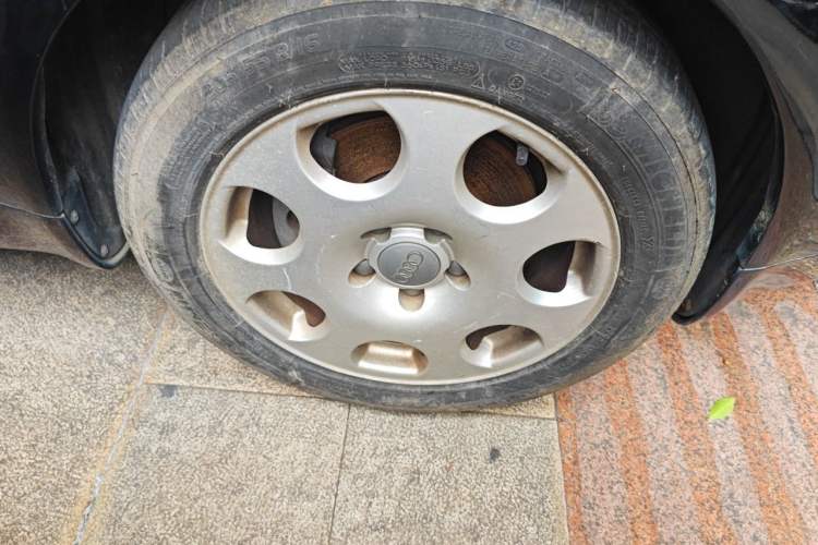 Used Audi A6 2004 2.4L automatic base version Right Front Wheel Hub