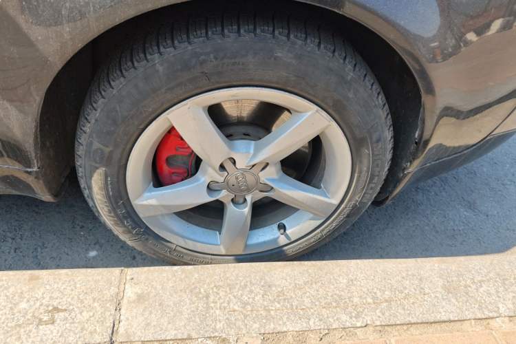 Used Audi A6 2004 2.8L Luxury Edition Right Front Wheel Hub
