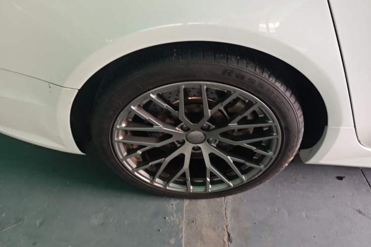 Used Audi A6 2017 Avant 35 TFSI Fashion Model Right Rear Wheel Hub