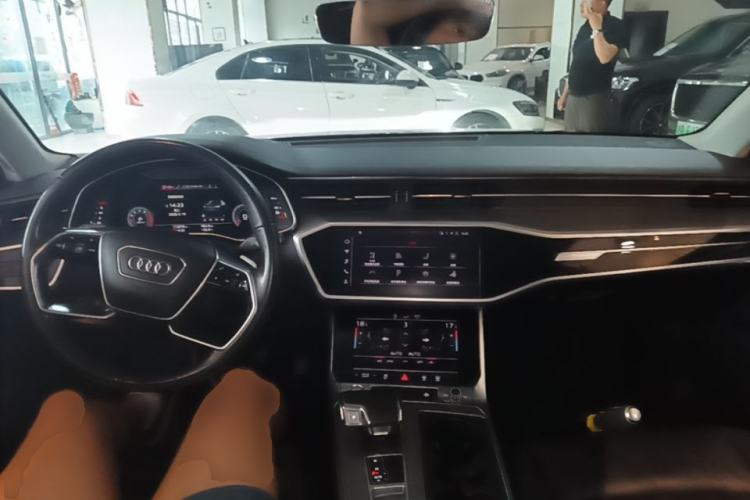 Used Audi A6 2020 Avant Futurist 40 TFSI Luxury Dynamic Model Center Console