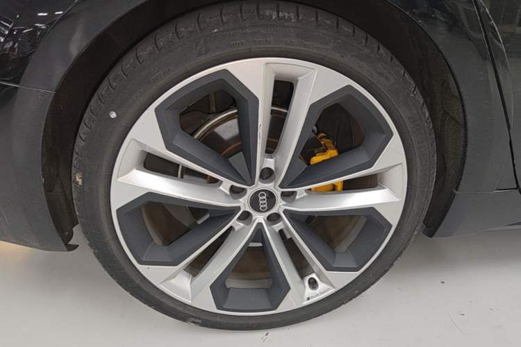 Used Audi A6 2021 allroad quattro Explorer 55 TFSI Prestige Off-Road Model Right Rear Wheel Hub