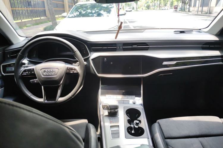 Used Audi A6 2022 Avant Futurist 45 TFSI Prestige Dynamic Edition Center Console