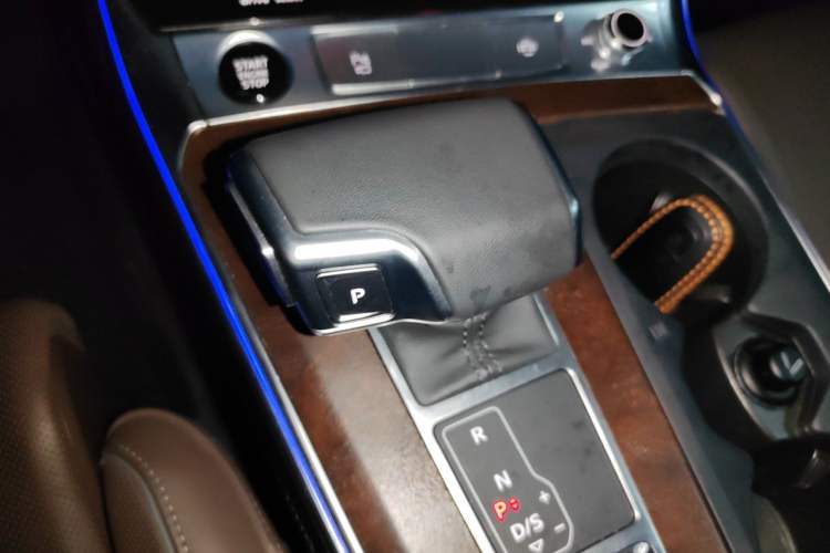 Used Audi A6 2022 allroad quattro Explorer 55 TFSI Prestige Off-Road Model Gear Lever