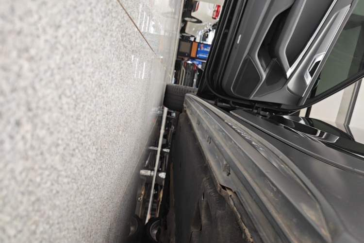 Used Audi A6 2022 allroad quattro Explorer 55 TFSI Prestige Off-Road Model Left Side Sill