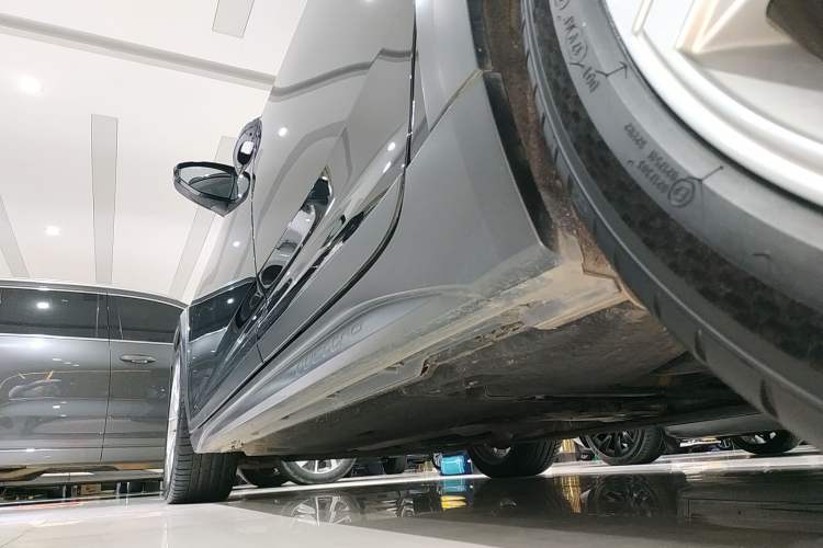 Used Audi A6 2022 allroad quattro Explorer 55 TFSI Prestige Off-Road Model Left Side Sill