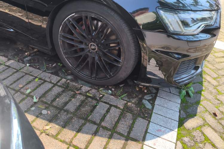 Used Audi A6 2022 Avant Futurist 45 TFSI Prestige Dynamic Edition Right Front Wheel Hub