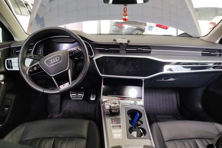Used Audi A6 2022 allroad quattro Explorer 55 TFSI Prestige Off-Road Model Center Console