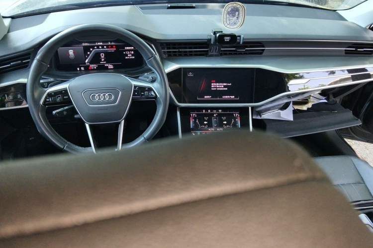 Used Audi A6 2022 allroad quattro Explorer 55 TFSI Prestige Off-Road Model Center Console