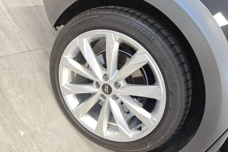 Used Audi A6 2024 allroad quattro 55 TFSI Prestige Off-Road Model Right Rear Wheel Hub