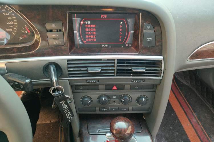 Used Audi A6L 2005 2.0T automatic standard version Audio And AC Panel