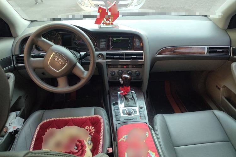 Used Audi A6L 2005 2.0T automatic standard version Center Console