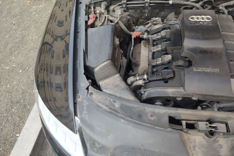 Used Audi A6L 2005 2.0T automatic standard version Engine Bay Right