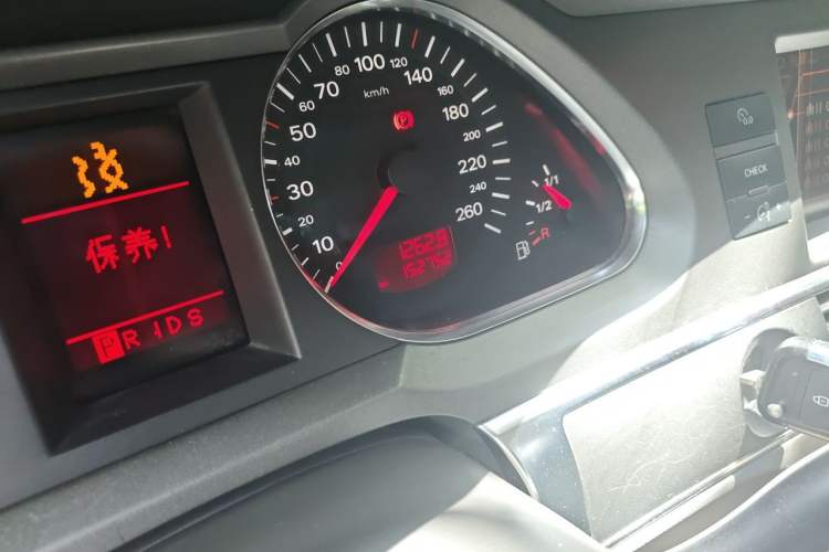 Used Audi A6L 2005 2.4L Comfort Edition Odometer Close Up