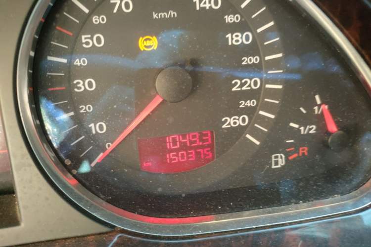 Used Audi A6L 2005 2.0T automatic standard version Odometer Close Up