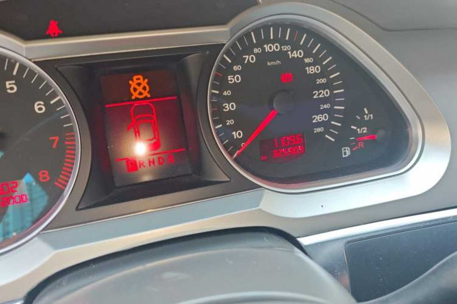Used Audi A6L 2005 2.4L Comfort Edition Odometer Close Up
