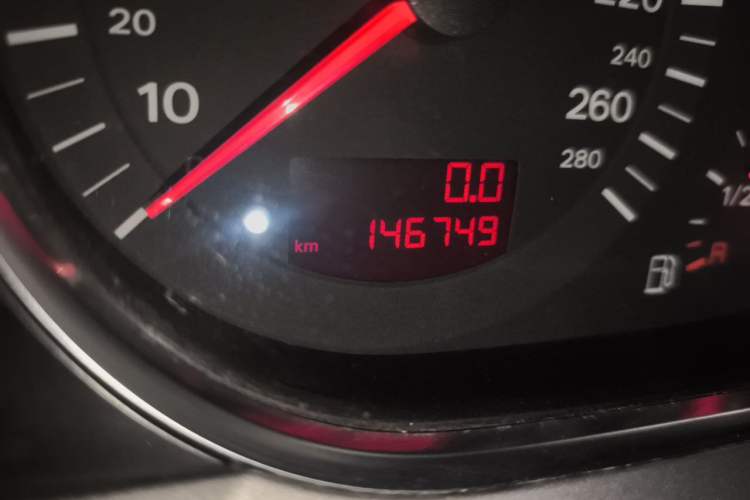 Used Audi A6L 2005 2.4L Comfort Edition Odometer Close Up