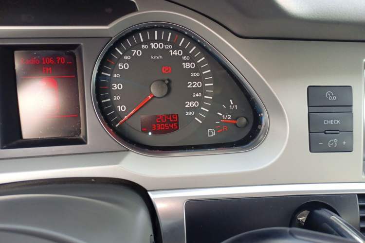 Used Audi A6L 2005 2.0T base version Odometer Close Up