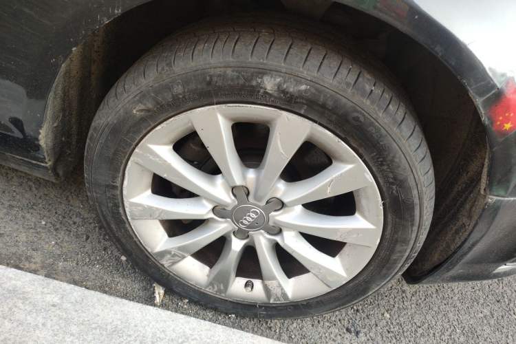 Used Audi A6L 2005 2.0T automatic standard version Right Front Wheel Hub