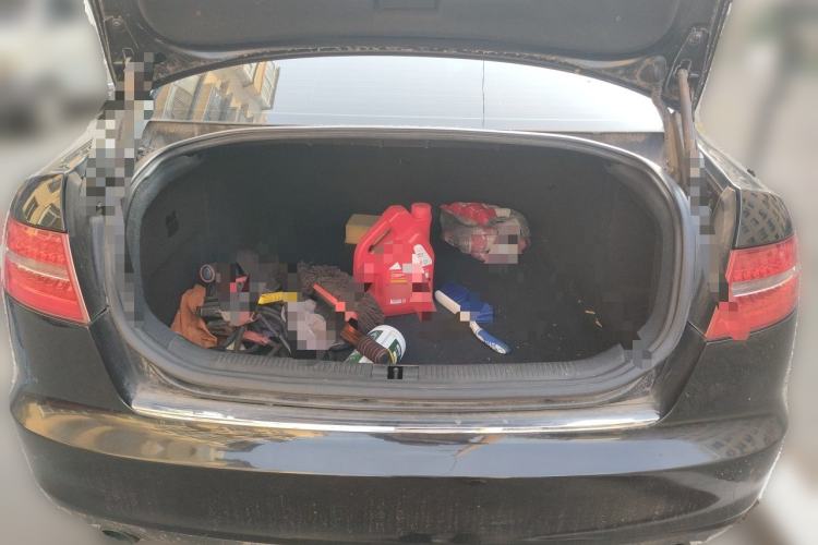 Used Audi A6L 2005 2.0T automatic standard version Trunk