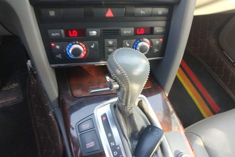 Used Audi A6L 2008 3.2 FSI quattro Comfort & Entertainment Model Gear Lever