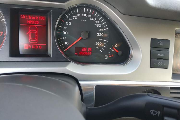 Used Audi A6L 2008 3.2 FSI quattro Comfort & Entertainment Model Odometer Close Up