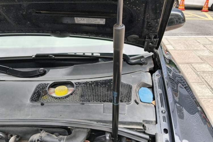 Used Audi A6L 2009 2.0 TFSI automatic standard version Engine Bay Left