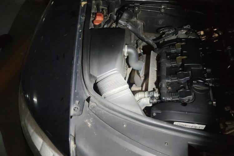 Used Audi A6L 2009 2.0 TFSI automatic standard version Engine Bay Right