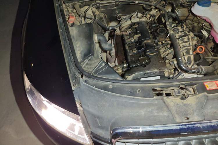 Used Audi A6L 2009 2.0 TFSI automatic standard version Engine Bay Right