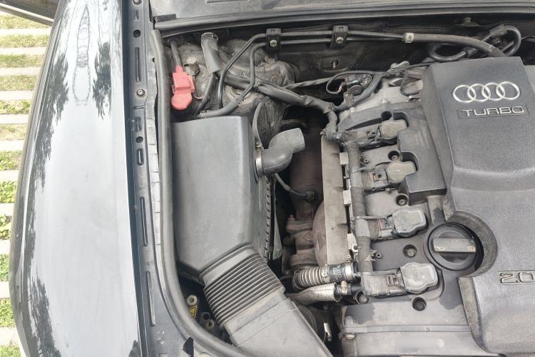 Used Audi A6L 2009 2.0 TFSI automatic standard version Engine Bay Right