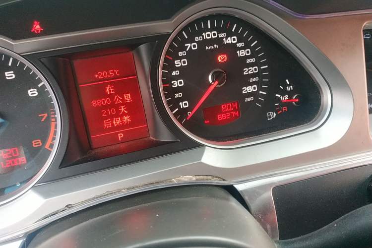Used Audi A6L 2009 2.0 TFSI automatic standard version Odometer Close Up