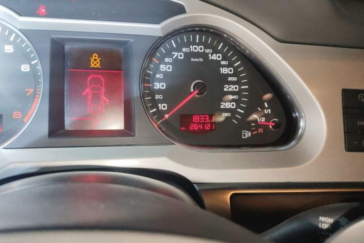 Used Audi A6L 2009 2.0 TFSI automatic standard version Odometer Close Up