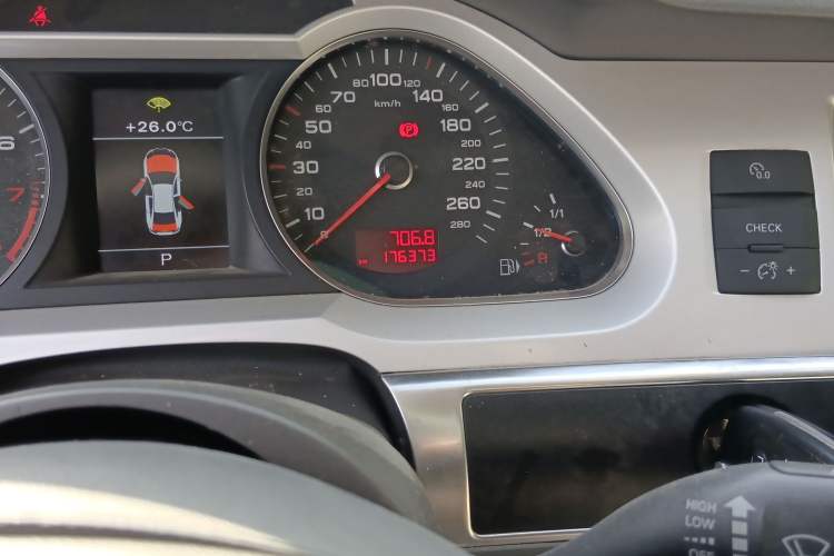 Used Audi A6L 2009 2.0 TFSI automatic standard version Odometer Close Up