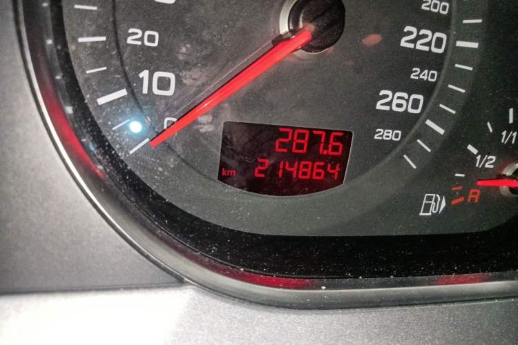 Used Audi A6L 2009 2.0 TFSI automatic standard version Odometer Close Up
