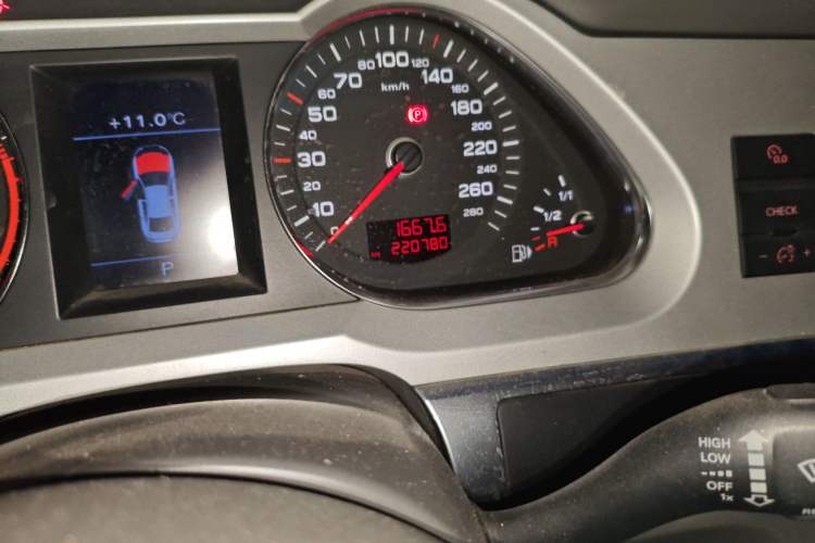 Used Audi A6L 2009 2.0 TFSI automatic standard version Odometer Close Up