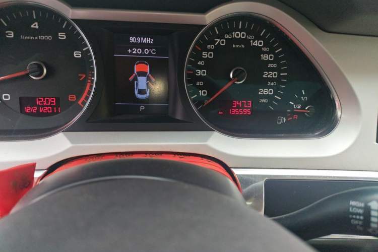 Used Audi A6L 2009 2.0 TFSI automatic standard version Odometer Close Up