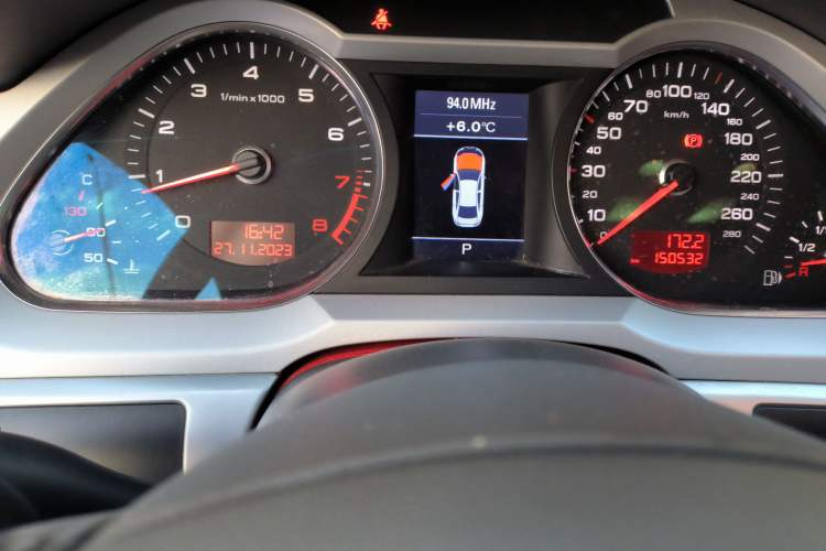 Used Audi A6L 2009 2.0 TFSI automatic standard version Odometer Close Up