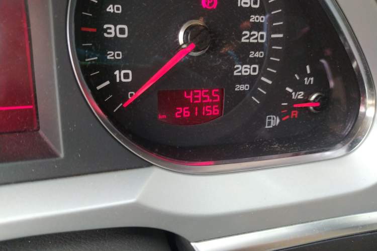 Used Audi A6L 2009 2.0 TFSI automatic standard version Odometer Close Up