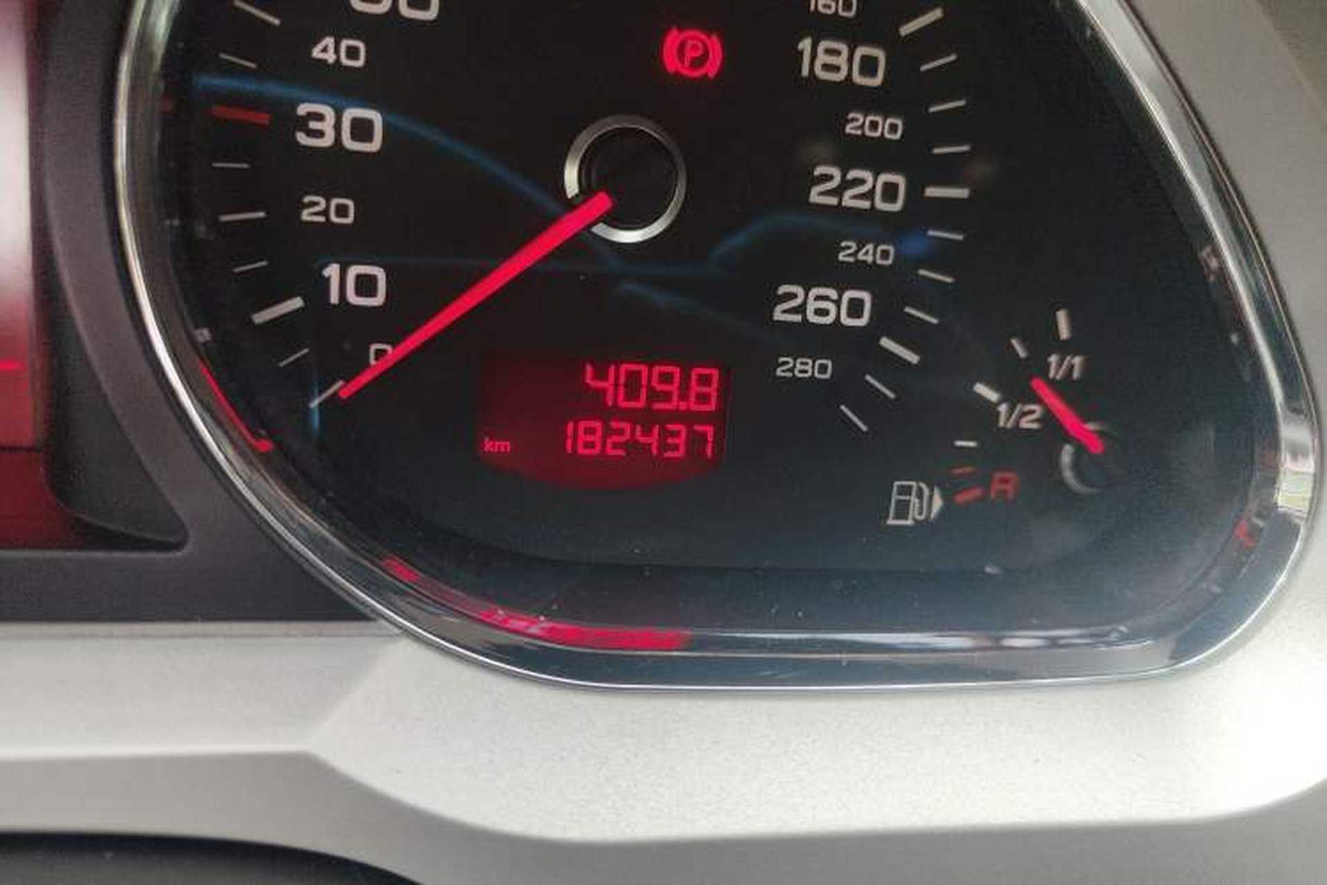 Used Audi A6L 2009 2.0 TFSI automatic standard version Odometer Close Up
