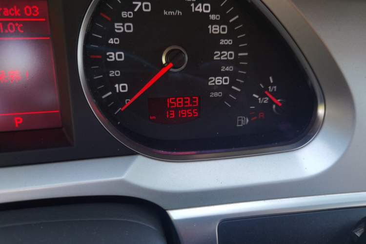 Used Audi A6L 2009 2.0 TFSI automatic standard version Odometer Close Up