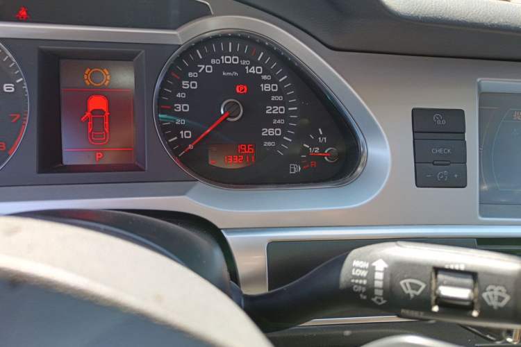 Used Audi A6L 2009 2.0 TFSI automatic standard version Odometer Close Up