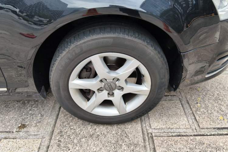 Used Audi A6L 2009 2.0 TFSI automatic standard version Right Front Wheel Hub