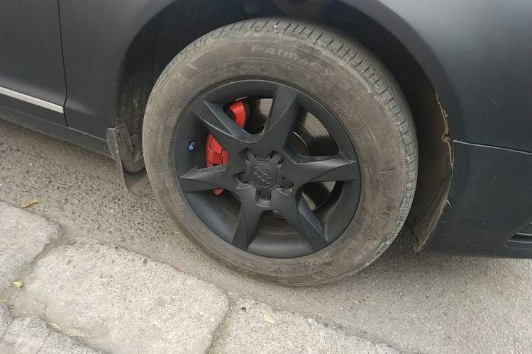 Used Audi A6L 2009 2.0 TFSI automatic standard version Right Front Wheel Hub