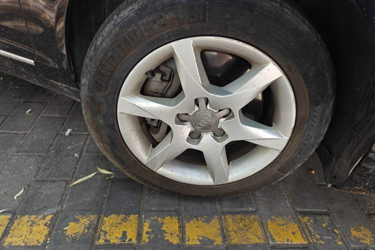 Used Audi A6L 2009 2.0 TFSI automatic standard version Right Front Wheel Hub