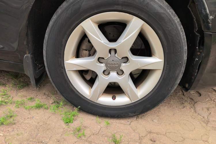 Used Audi A6L 2009 2.0 TFSI automatic standard version Right Front Wheel Hub