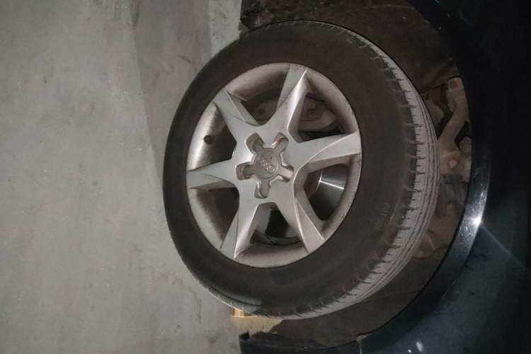 Used Audi A6L 2009 2.0 TFSI automatic standard version Right Front Wheel Hub