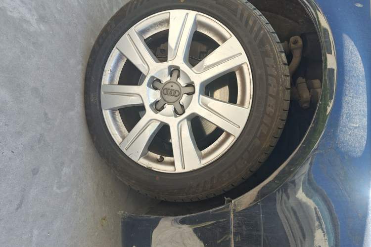 Used Audi A6L 2009 2.0 TFSI automatic standard version Right Front Wheel Hub