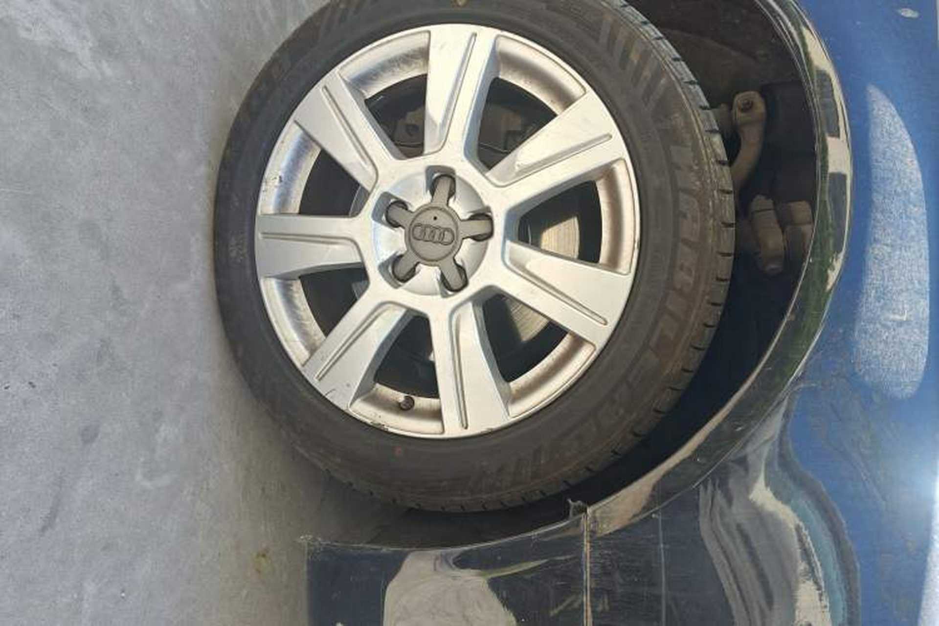 Used Audi A6L 2009 2.0 TFSI automatic standard version Right Front Wheel Hub