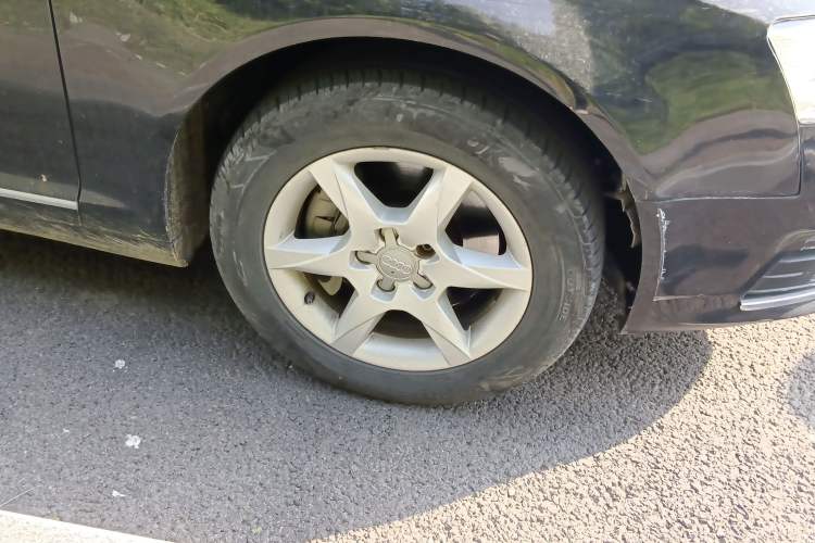 Used Audi A6L 2009 2.0 TFSI automatic standard version Right Front Wheel Hub